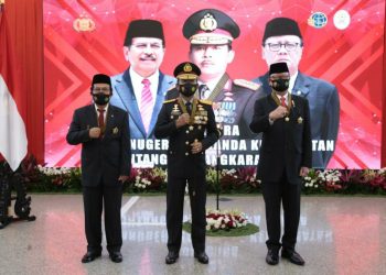 Kapolri Berikan Bintang Bhayangkara Utama kepada Menpan RB dan Menteri ATR/BPN
