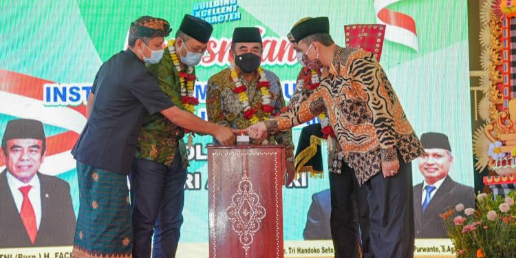 Sekolah Tinggi Gde Puja Diresmikan Menjadi IAHN