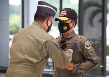 Kapolri Dianugerahi Wing Kehormatan Penerbang dan Brevet Kapal Selam Hiu Kencana