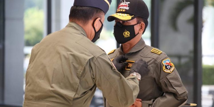 Kapolri Dianugerahi Wing Kehormatan Penerbang dan Brevet Kapal Selam Hiu Kencana