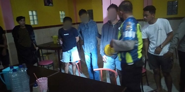 Pesta Miras, Wanita ini Diamankan Polisi Bersama 6  Pria