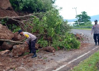 Longsor Lagi, Hati – Hati Melintas di Tanjakan Nanga Tumpu