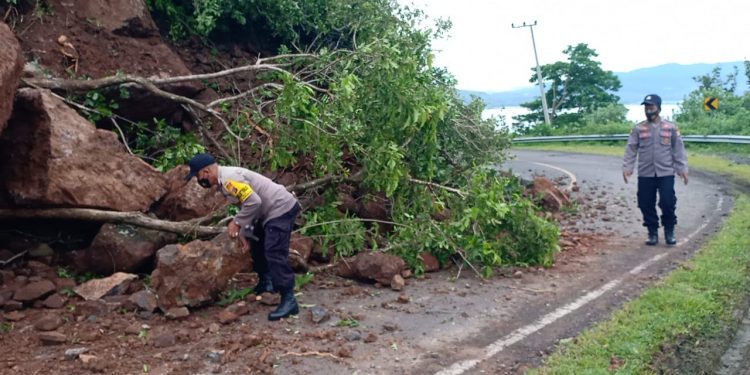 Longsor Lagi, Hati – Hati Melintas di Tanjakan Nanga Tumpu