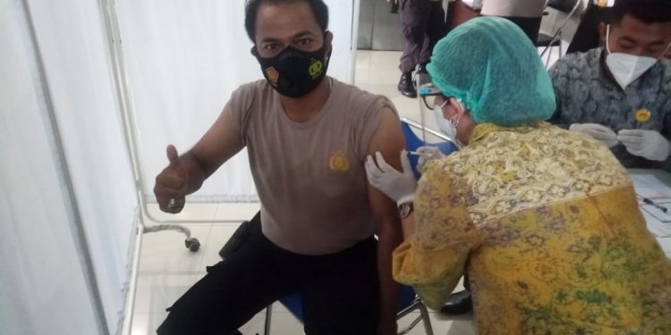 Hari ini, Personel Jajaran Polresta Mataram Jalani Vaksinasi