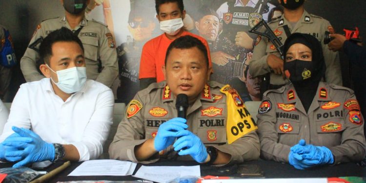 Ayah Bejat! Anak Kandung Disiksa Gegara Telat Dikirimi Uang oleh Istri