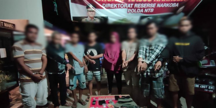 Wanita Terduga Pengedar Sabu Ditangkap Polisi Bersama 7 Pria