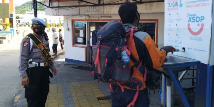 Keluar Masuk Melalui Pelabuhan Lembar Wajib Kantongi Hasil Rapid Test