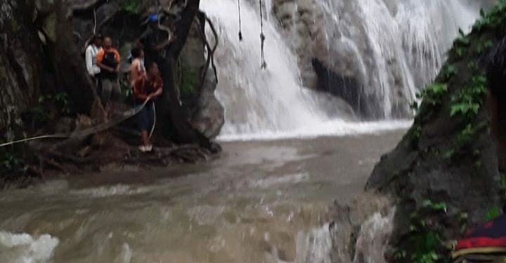 Seorang Mahasiswi di KSB Tenggelam di Air Terjun Kalela