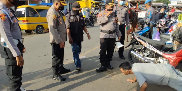 Polisi Tindak Pengunjung dan Jukir Pasar yang Langgar Prokes