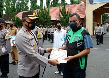 Taat Prokes, Tukang Ojek ini Dapat Penghargaan Kapolres