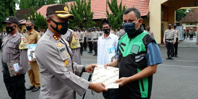 Taat Prokes, Tukang Ojek ini Dapat Penghargaan Kapolres