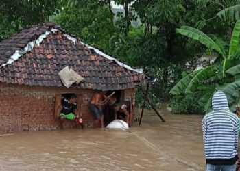 3 Desa di Sumbawa Diterjang Banjir Bandang, 1 Rumah Roboh Terbawa Arus