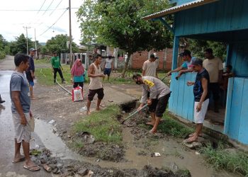 Luar Biasa! Bhabinkamtibmas ini Inisiasi Warganya Perbaiki Pipa Air Bersih
