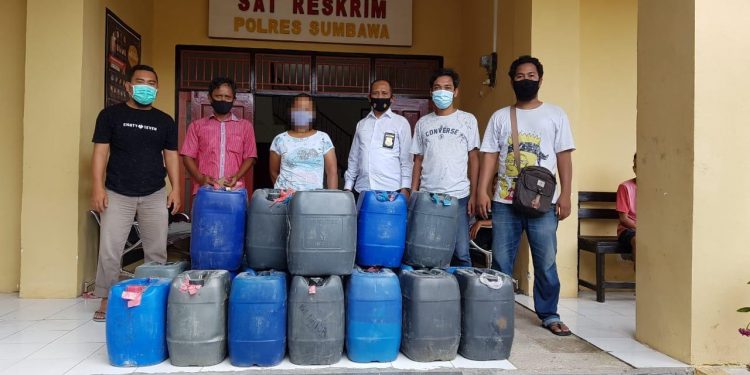 Polisi Sita 600 Liter Miras Tradisional Jenis Moke di Sumbawa
