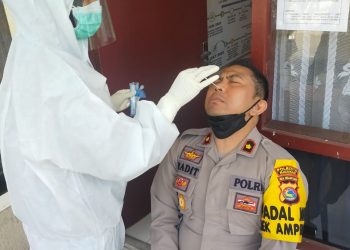 Kapolsek Ampenan dan Puluhan Personel Jalani Swab Antigen