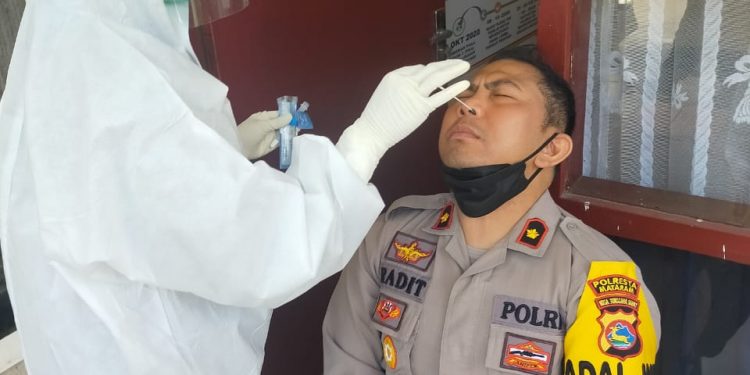 Kapolsek Ampenan dan Puluhan Personel Jalani Swab Antigen