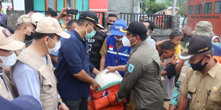 Tinjau Lokasi Banjir Dompu, Gubernur Berikan Bantuan