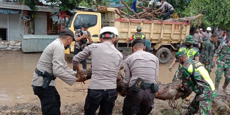 Pasca Banjir Hu’U, TNI-Polri dan Relawan Bantu Bersihkan Sampah