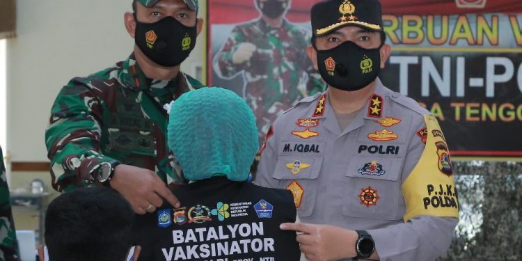Kapolri dan Panglima TNI Pantau Vaksinasi Gabungan TNI-Polri di NTB