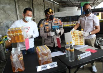 Polisi Bongkar Produksi Minyak Goreng Kemasan Ilegal di Mataram