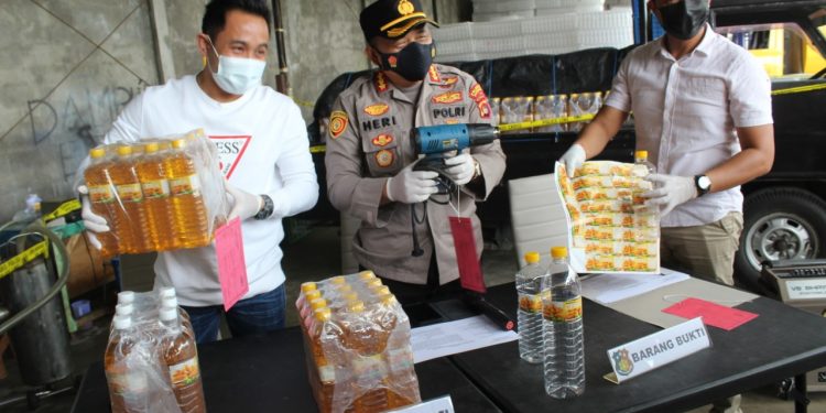 Polisi Bongkar Produksi Minyak Goreng Kemasan Ilegal di Mataram