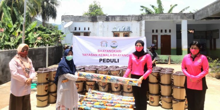Kapolri Kirim Bantuan Untuk Korban Banjir Dompu