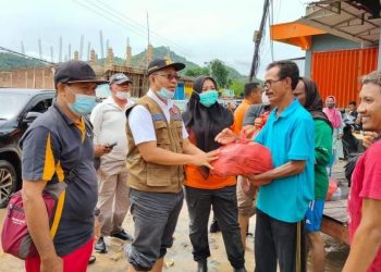Gubernur Berikan Bantuan untuk Korban Banjir Bima