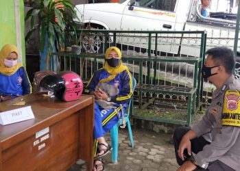 Kunjungi Posko PPKM Mikro, Bhabinkamtibmas Tekankan Prokes Covid-19