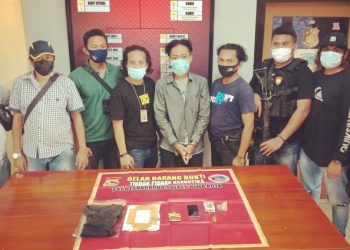 Pria ini Ditangkap Polisi dan Bea Cukai Usai Mengambil Paket Berisi Tembakau Gorila