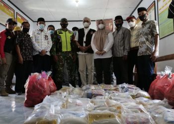 Bupati dan Wabup Serahkan Bantuan Untuk Korban Banjir di Sakuru, Tangga dan Sie