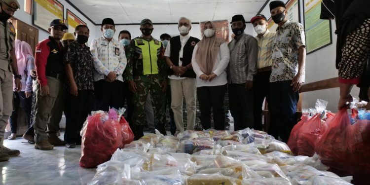 Bupati dan Wabup Serahkan Bantuan Untuk Korban Banjir di Sakuru, Tangga dan Sie