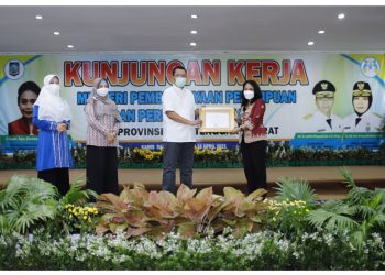 Menteri PPPA Beri Penghargaan Kepada Gubernur NTB