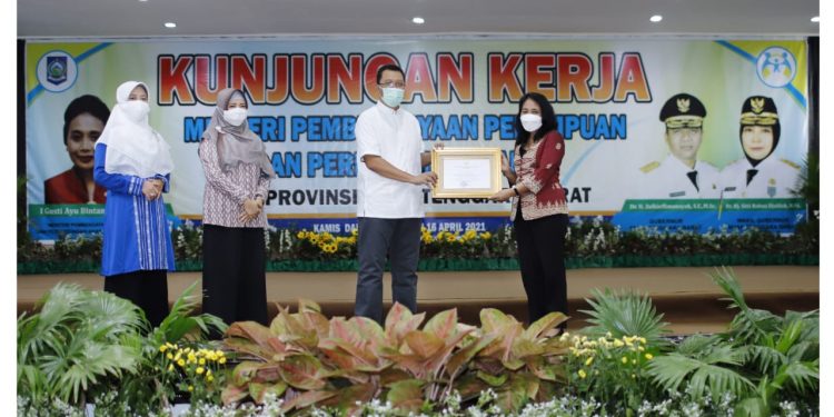 Menteri PPPA Beri Penghargaan Kepada Gubernur NTB