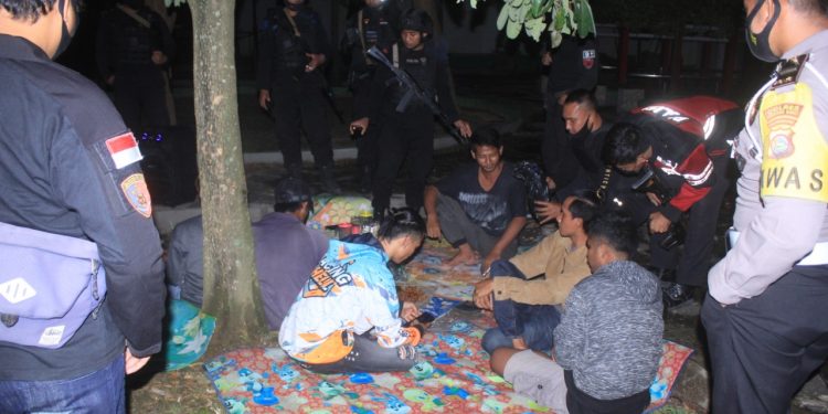 Konsumsi Tuak di Taman, 7 Pemuda Diamankan