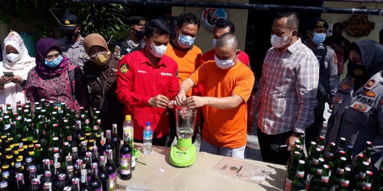 Polisi Musnahkan 1,5 Kg Ganja, Sabu dan Ribuan Botol Miras