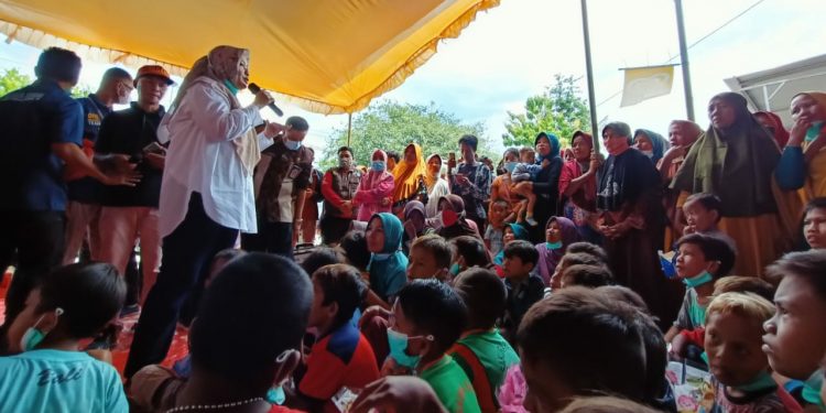Bupati Bima Lakukan Trauma Healing Pada Korban Banjir