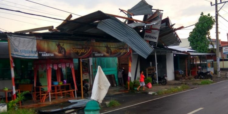 Badai Seroja Terjang Sumbawa, Sejumlah Rumah Rusak dan 1 Orang Tertimpa Pohon