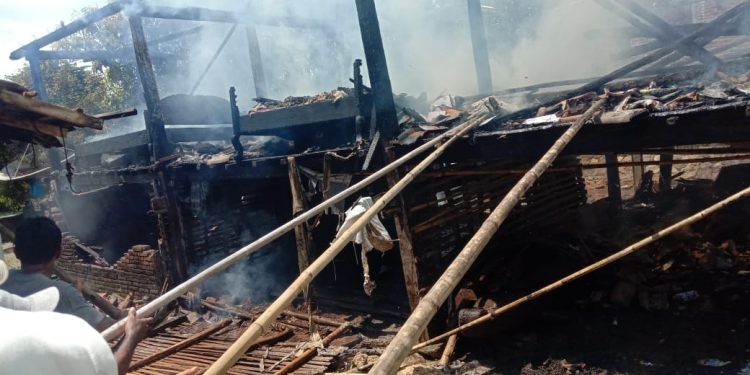 Diduga Korsleting Listrik, Satu Rumah di Sumbawa Ludes Terbakar