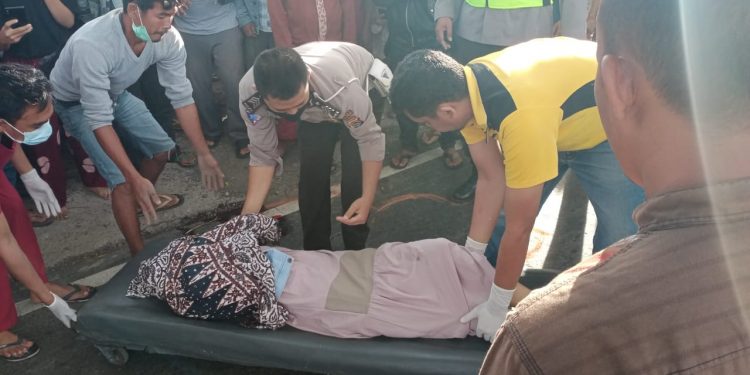Tragis! Pemotor Wanita Tewas Terlindas Truk Tangki LPG