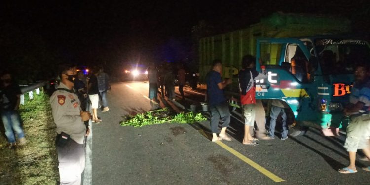 Seorang Pemotor di Dompu Tewas Usai Menabrak Dum Truk