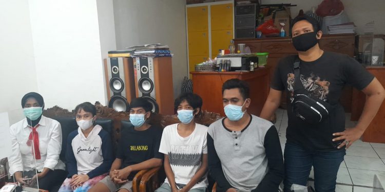 Wanita Pengedar Sabu di Karang Bagu Diringkus Bersama Tiga Orang Pria