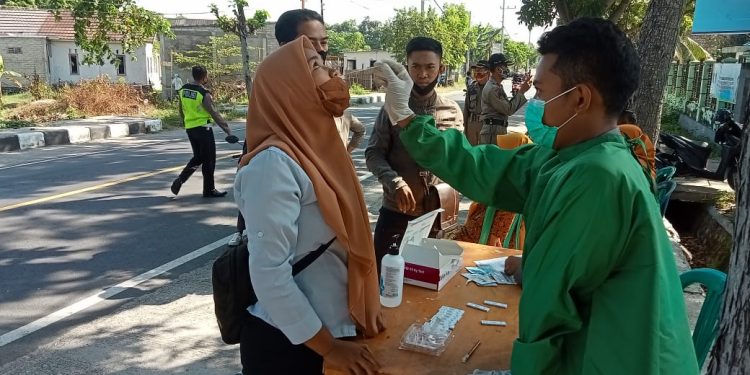 Tekan Penyebaran Corona, TNI-Polri dan Pemda KLU Gelar Swab Antigen di Jalan