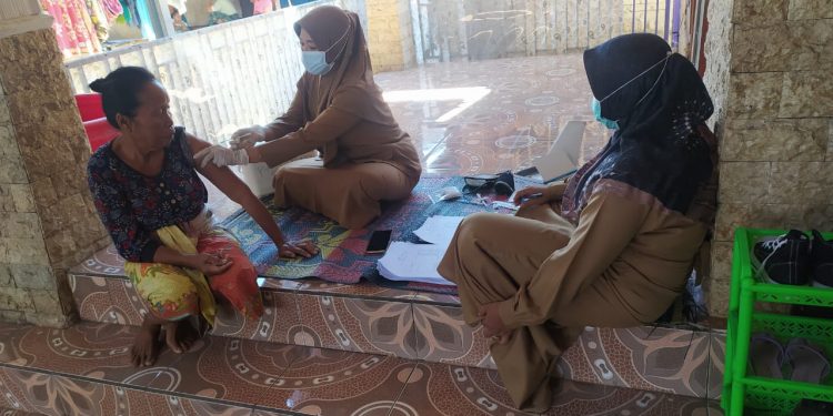 64 Lansia di Lombok Tengah Jalani Vaksinasi Tahap II