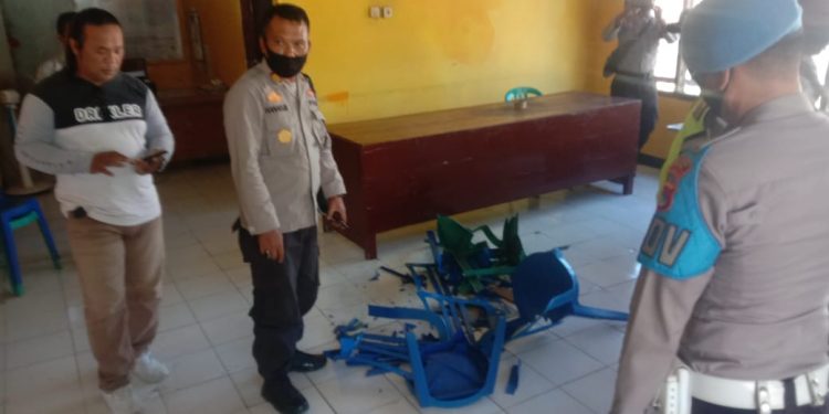 Gegara Tak Dapat Gaji 13, Anggota BPD Sanolo Bima Segel Kantor Desa