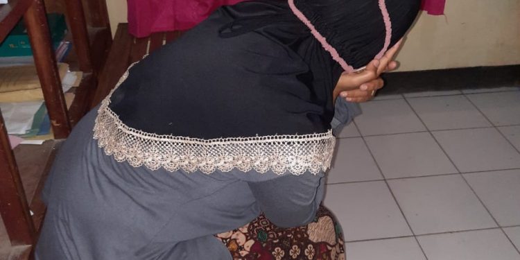 Wanita ini Kepergok Ngamar Dengan Pria Lain Saat Suaminya Sedang Kerja