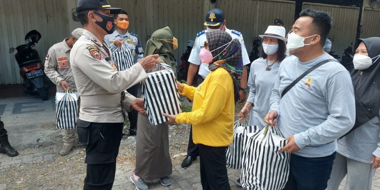 Aksi Simpatik IKA Unram, Berbagi ke Petugas PPKM