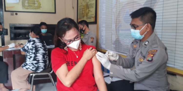 32 Orang Tahanan Polresta Mataram Jalani Vaksinasi Covid-19
