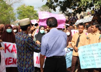 Tolak Mutasi Kepsek, Pelajar SMAN 1 Langgudu Bima Gelar Demo