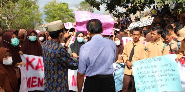 Tolak Mutasi Kepsek, Pelajar SMAN 1 Langgudu Bima Gelar Demo