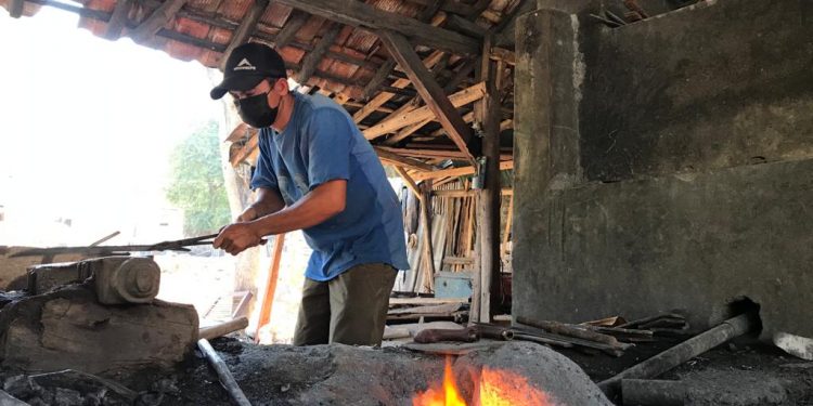 Mahasiswa KKN-T IPB University Dampingi UMKM Pande Besi Dalam Pemasaran Produk